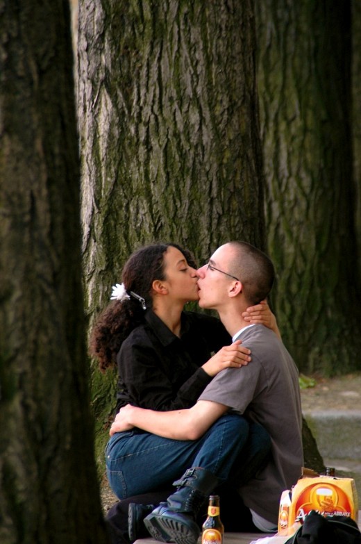 Love is in the Paris air everywhere you look around...