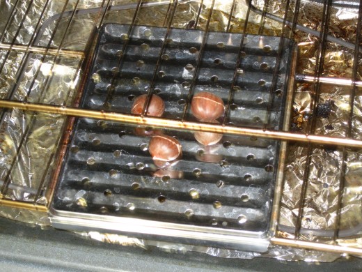 After making a slice along the round side of the chestnut, place in a flat pan or baking dish and place on the bottom shelf of the oven.