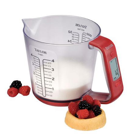 Kitchen measuring cup that has a pour spout