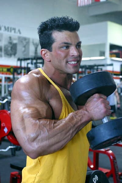 The dumbbell hammer curl to build big biceps
