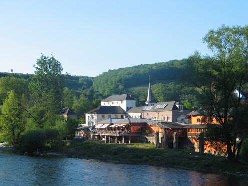 Langsur, in a picturesque setting: three quarters surrounded by the Grand Duchy of Luxembourg and the meandering Sauer River