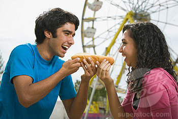 couple eating hotdogs