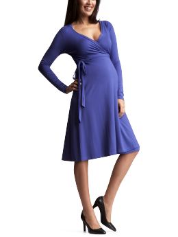 Wrap dresses are a comfortable and chic clothing option for expectant mothers