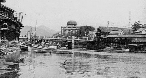 Motoyasu Bridge and Hiroshima Commercial Museum (background) before the war, around 1930. 