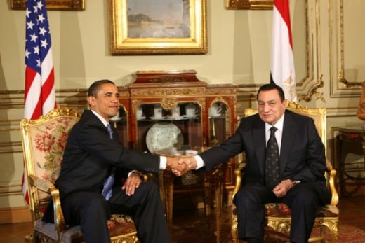 Obama shakes hands with Mubarak