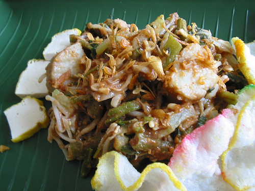 A traditional Sundanese vegetable dish that is both delicious and nutritious goes by the name Lotek. It basically consists of several vegetables such as tahu (tofu), cole, kangkung (waterspinach) and taug (beansprouts).