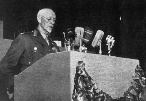 Smuts addressing a General Session of the United Nations. Image Lean "One Man in His Time"