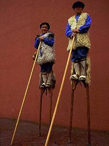 Shepherds in the area accustomed to watching over their flocks on stilts (around 1.40m) called "Echasses". 