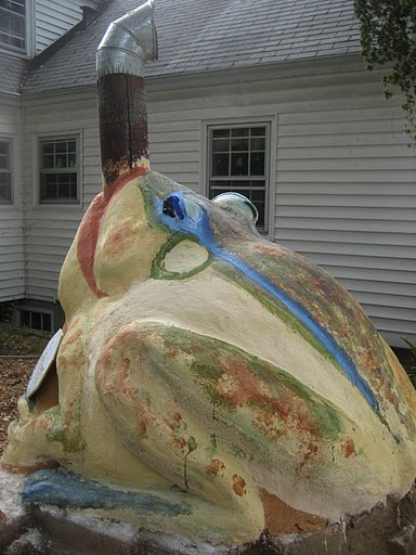 Cob oven shaped like a frog - pizza is very inspirational!