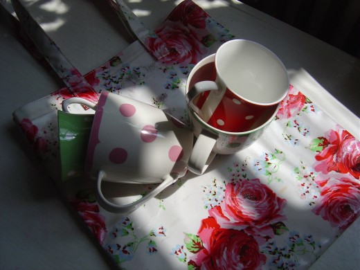 Spotted mugs and rose pattern bag