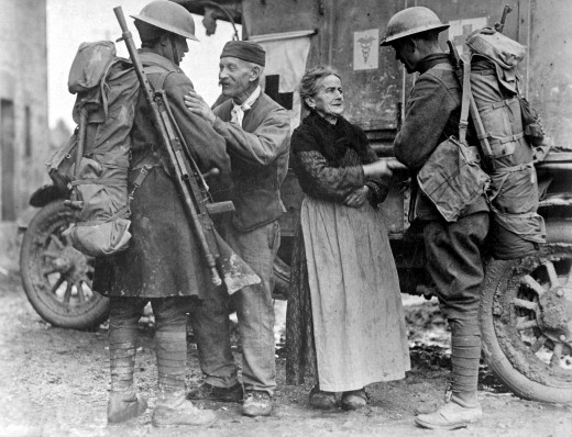 Soldiers of the American 308th and 166th Infantry Regiments liberate a French town in 1918. The soldier on the left is carrying a Chauchat slung over his shoulder