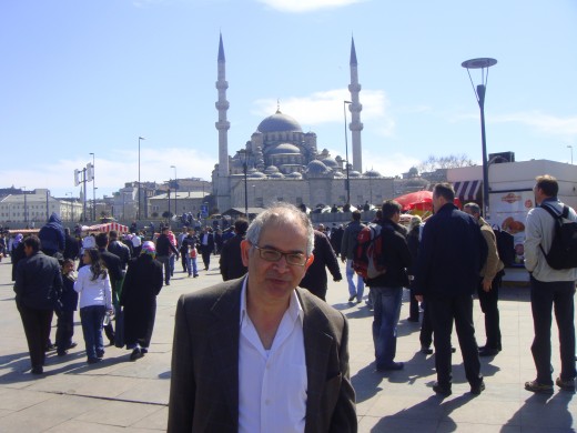Yours truly with the New Mosque in the background