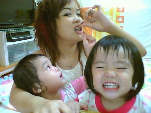 Will you look at VVIP 2nd Asst. Mom? Poor Faith trying to get a piece of chicken meat..LOl!  And what is Bronwyn's doing? Toothpaste ad?
