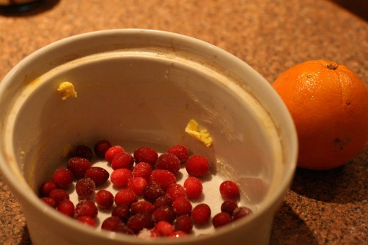 Arrange cranberries at the bottom of the dish and sprinkle with sugar.