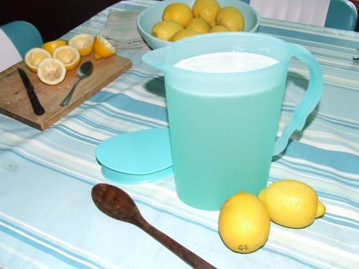 Mix sugar into lemon juice, add filtered water, stir, refrigerate for 1 hour.