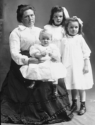 Belle Gunness with her children, whome she murdered. 