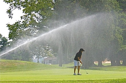 This golfer didn’t seem daunted as she found herself under the cool spray from an automatic sprinkler system on the putting green at Westport’s Longshore Club Park. Larry Untermeyer for WestportNow.com