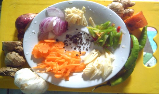 Additional Vegetables and Spices for Pickled Papaya (Photo by Travel Man)
