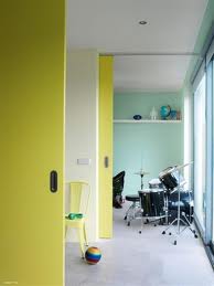 Example of bringing a far wall (aqua) closer to you
