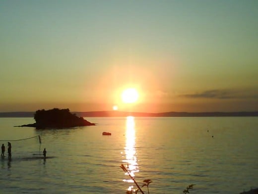 Insel Rab, Croatia - The reastaurant was located along the seashore. Taking an apero with a typical Croatian white wine. The children took some softdrinks while waiting for our dinner.