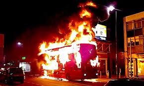 A bus burns in London on the first nigth of the riots in Tottenham