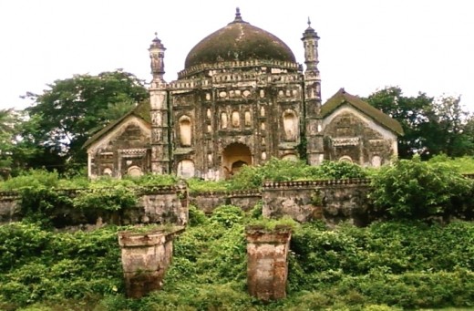 The  Khwaja Anowar's tomb : central dome of Mughal architecture flanked by "Do-Chala" structures of typical Bengal style