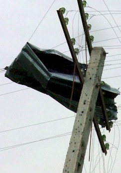 Zinc panel lodged on an electrical pole