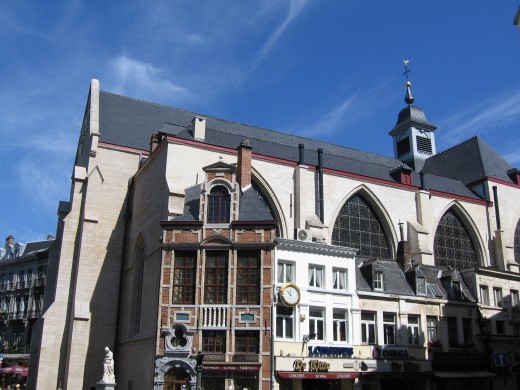 St. Nicolas's (Stock Exchange) church, Brussels, with ancient houses backing onto it.