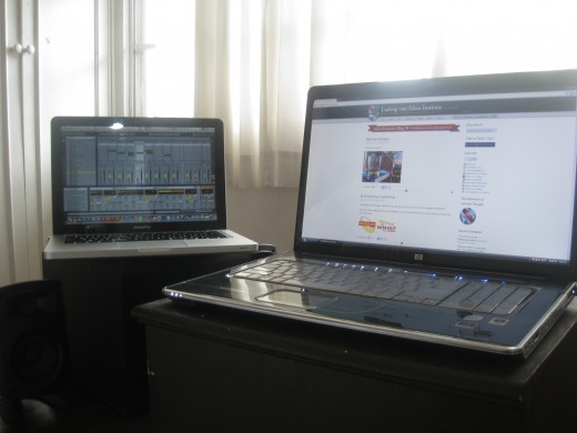 Picture of HP HDX 18t and Macbook Pro