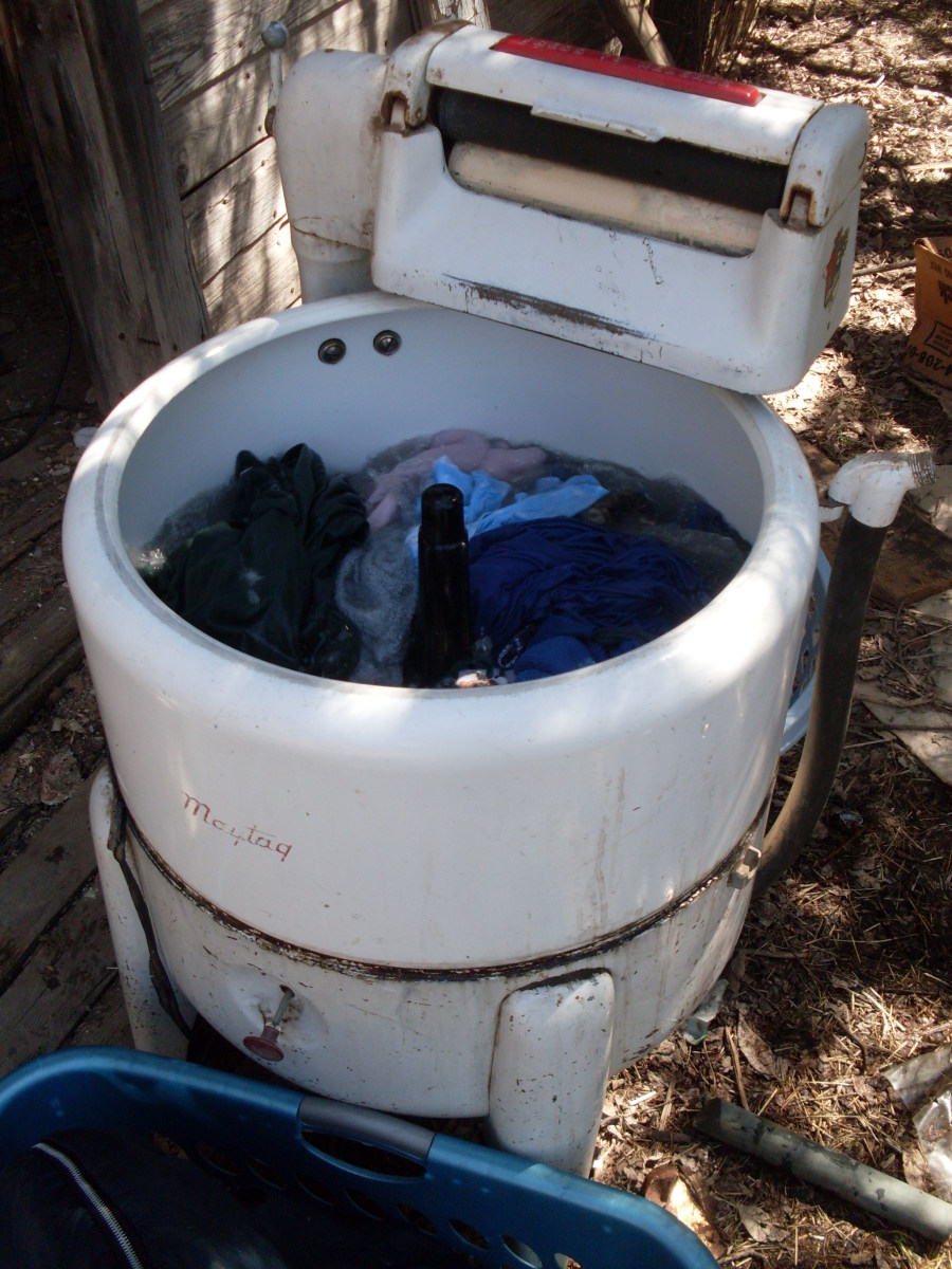 Fill your washer with 7-10 gallons of water. Position  for easy access to water, if possible. Wringer washers tend to splash, so fill no more than half full. (The knob on the front of the tub starts the agitator.)