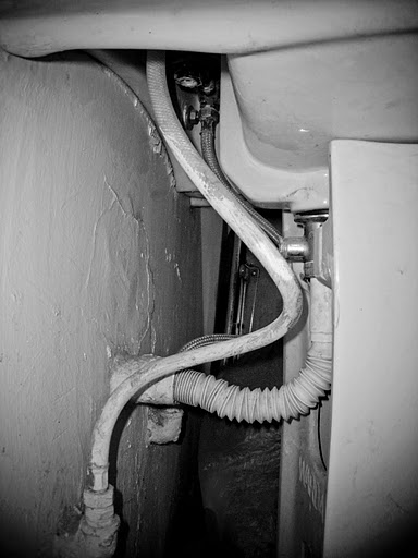 Drain pipe under a single sink