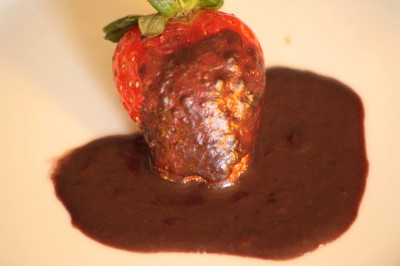 A nice finger food, Straberries wth dark chilli chocolate poure over it. Feed and be fed. A nice nibble.