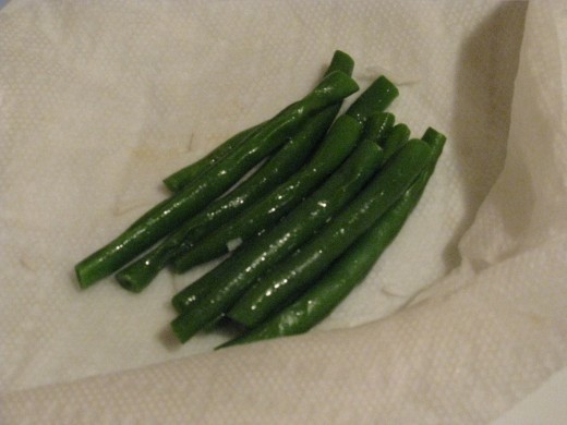 Green beans wrapped in paper towels, ready in less than 30 seconds