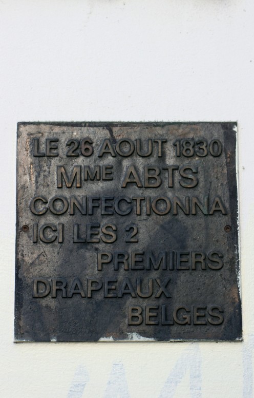 Commemorative plaque at rue du Marche aux Herbes / Grasmarkt 85, Brussels, for the first two Belgian flags created by Madame / mevrouw Abts, 25 / 26 August, 1830