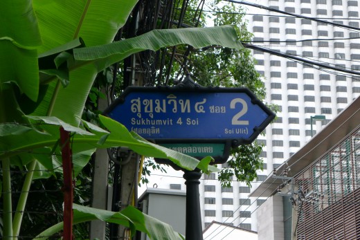A street sign leading to Boss Suites Hotel