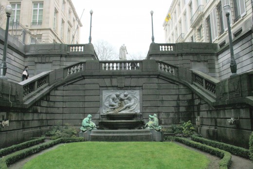 Rue Baron Horta / Baron Hortastraat, Brussels, Belgium. Fountain and stairway with a view of the statue of General Belliard in the background