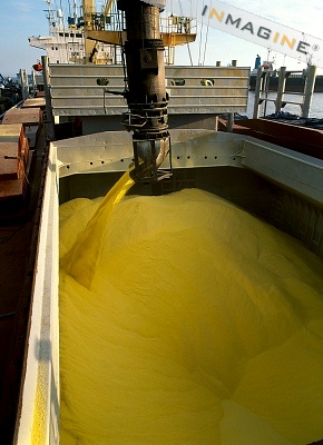 Sulfur being loaded in a ship