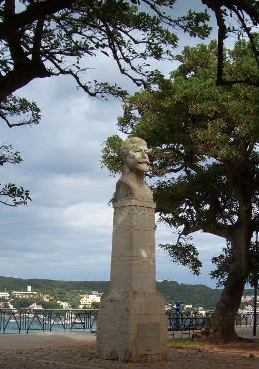 Statue of Admiral Collingwod, Mahon, above the harbour