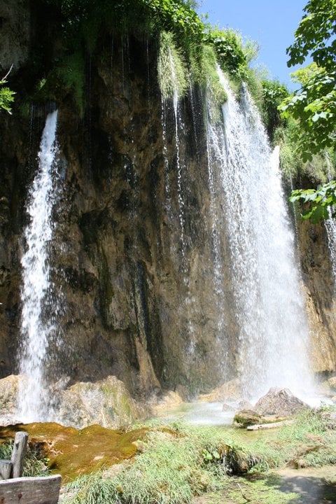 THE LARGE WATERFALL IN THE UPPER LAKE