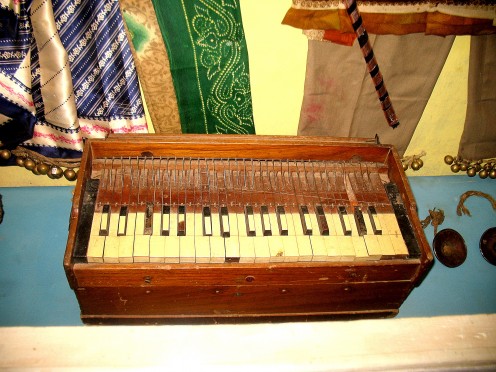 THE HARMONIUM IS MUSIC COMPOSERS GUIDE TO CREATING A MELODY - POP - ROCK OR ANY MUSIC. 