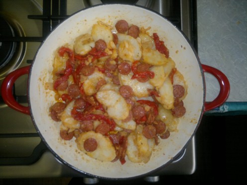 Arrange the sliced potato, chorizo and capsicum in the pan.