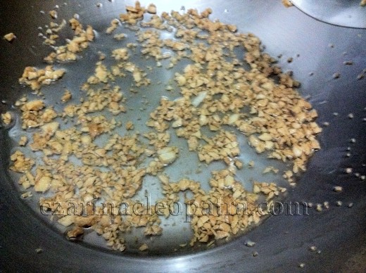 Toast garlic in oil over low heat.