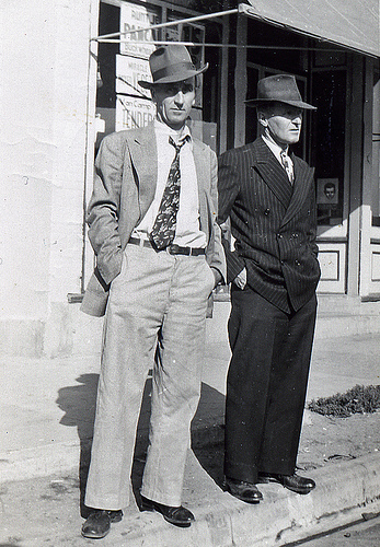 MEN WORE TIES, SUITS AND HATS WHEN VISITING TOWN. THIS SHOULD PINPOINT THE ERA WHERE I FIRST MET LESTER.