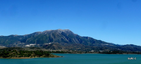 Lake Vinuela is a beautiful man-made reservoir 16km inland.   It is overlooked by the imposing Mount Maroma - at 2,066 metres above sea level - is Andalucía's highest mountain. 