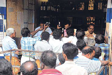 Disciplined long queue infront of a liquor shop in Kerala