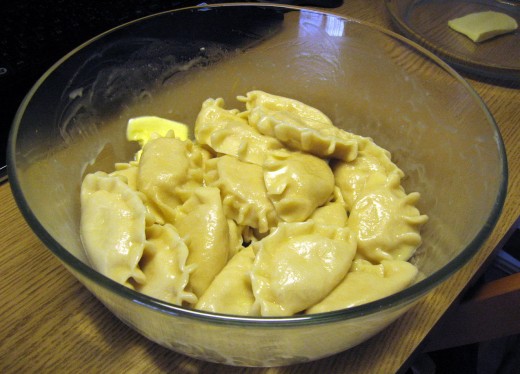 A portion of cooked dumplings greased with butter