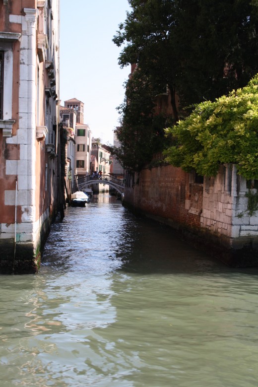 One of the bigger of the smaller waterways that connect the Grand Canal to the Sea.