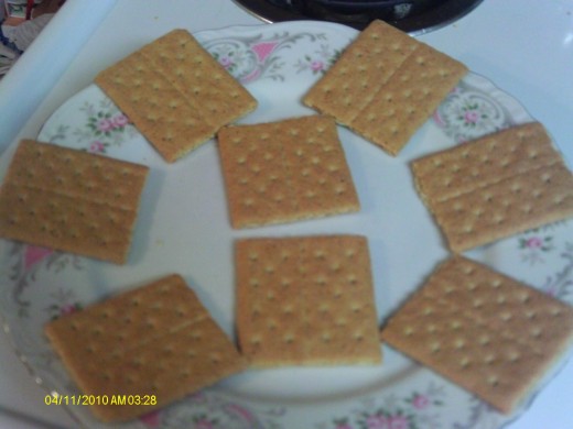 Separate the graham crackers in half.