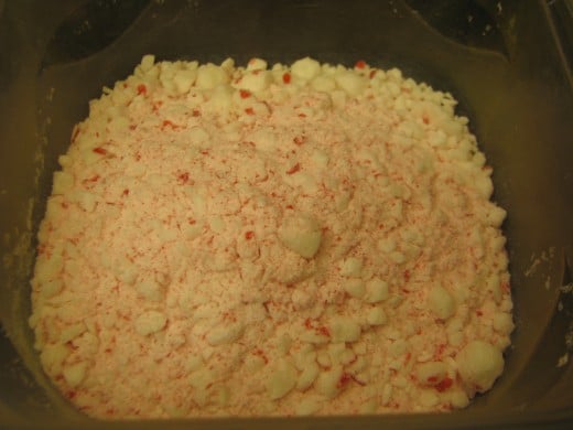 Pour the crushed peppermint in a bowl.