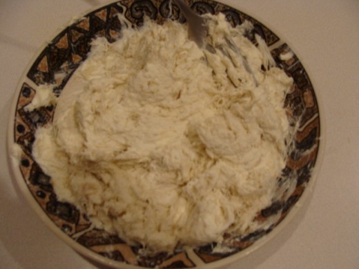 Mix the cream cheese and crab meat evenly.